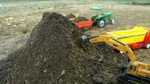 Грузовички возят навоз, удобряют землю