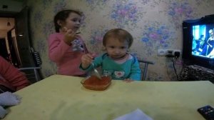 Красная икра. Ребенку очень понравилось кушать красную икру большой ложкой.