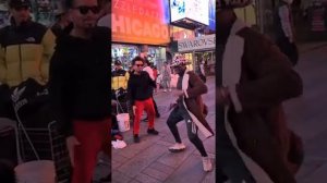 Кавказцы и Американцы танцуют лезгинку в Нью-Йорке на Таймс Сквер! Нереально интересное исполнение!
