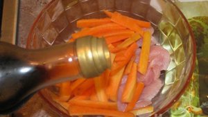 Тёплый салат с курицей и фунчозой