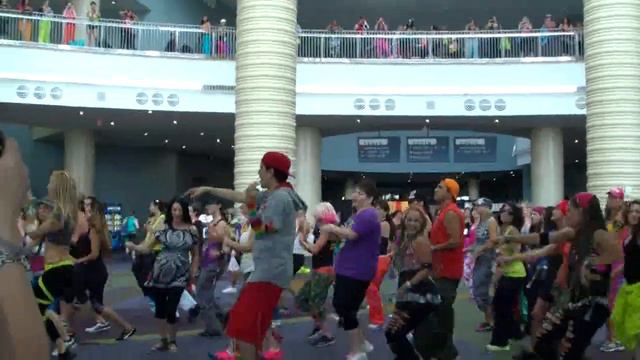 Zumba® Fitness Flash Mob - Feat. Pitbull - Pause - Music Video Contest смотреть онлайн