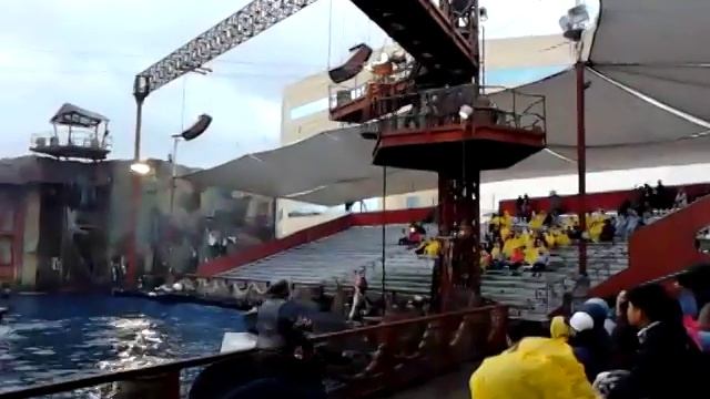 Представление в Universal studios по мотивам фильма "Водный мир" смотреть онлайн