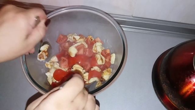 салат пикантный.салат с брынзой грибами и помидором. смотреть онлайн