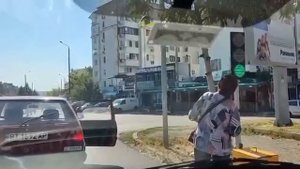 Водитель выехал за стоп линию.