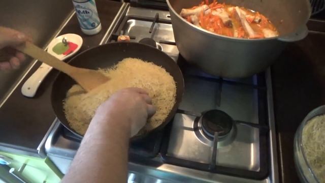 Муж готовит  Плов из вермишели
