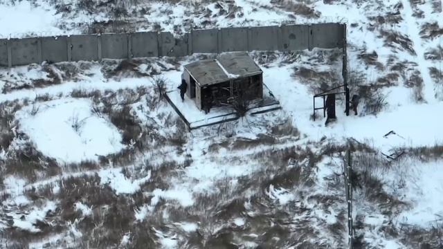 Наши бегают вокруг строения уворачиваются от FPV смотреть онлайн