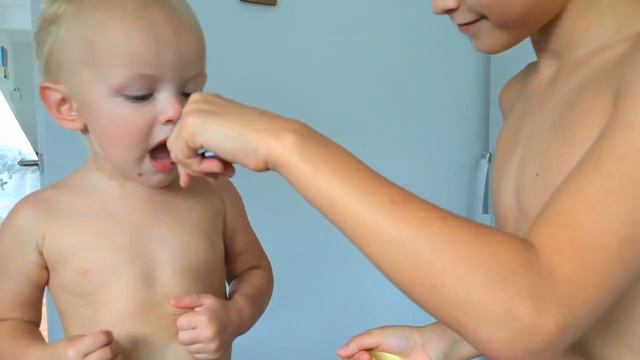 Alexandr eats a lemon for the first time. Этот кислый лимон .) смотреть онлайн