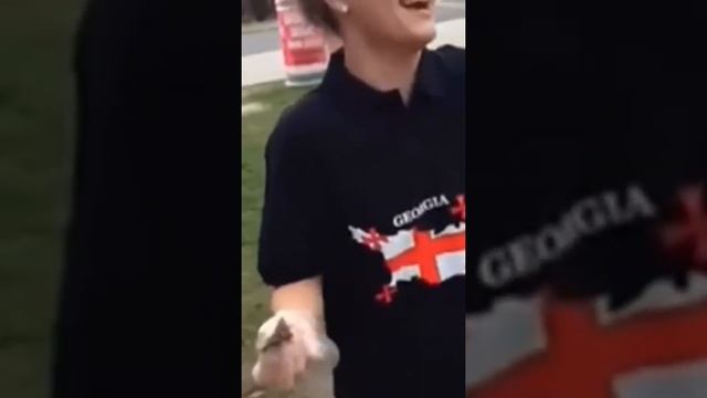 Украинка собирает бычки в Польше. Кто-то клубнику ,а кто-то бычки смотреть онлайн