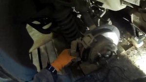 Замена передних тормозных колодок Шевроле Нива