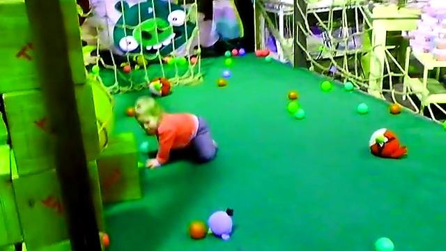Детская игровая площадка Angry Birds: играем, дуреем. Went to the Children's play yard Angry Birds смотреть онлайн
