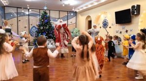 средняя группа танец с Дедом Морозом