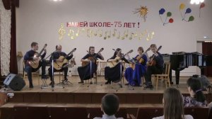 Олег Киселев "Лютнист её величества" исполняет ансамбль гитаристов ДМШ № 1 г. Каменск-Уральский,