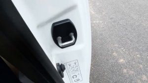 Peugeot 107: Ставим накладки на дверной замок автомобиля