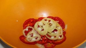 Салат из перца, помидоров, маринованного лука и свежего базилика