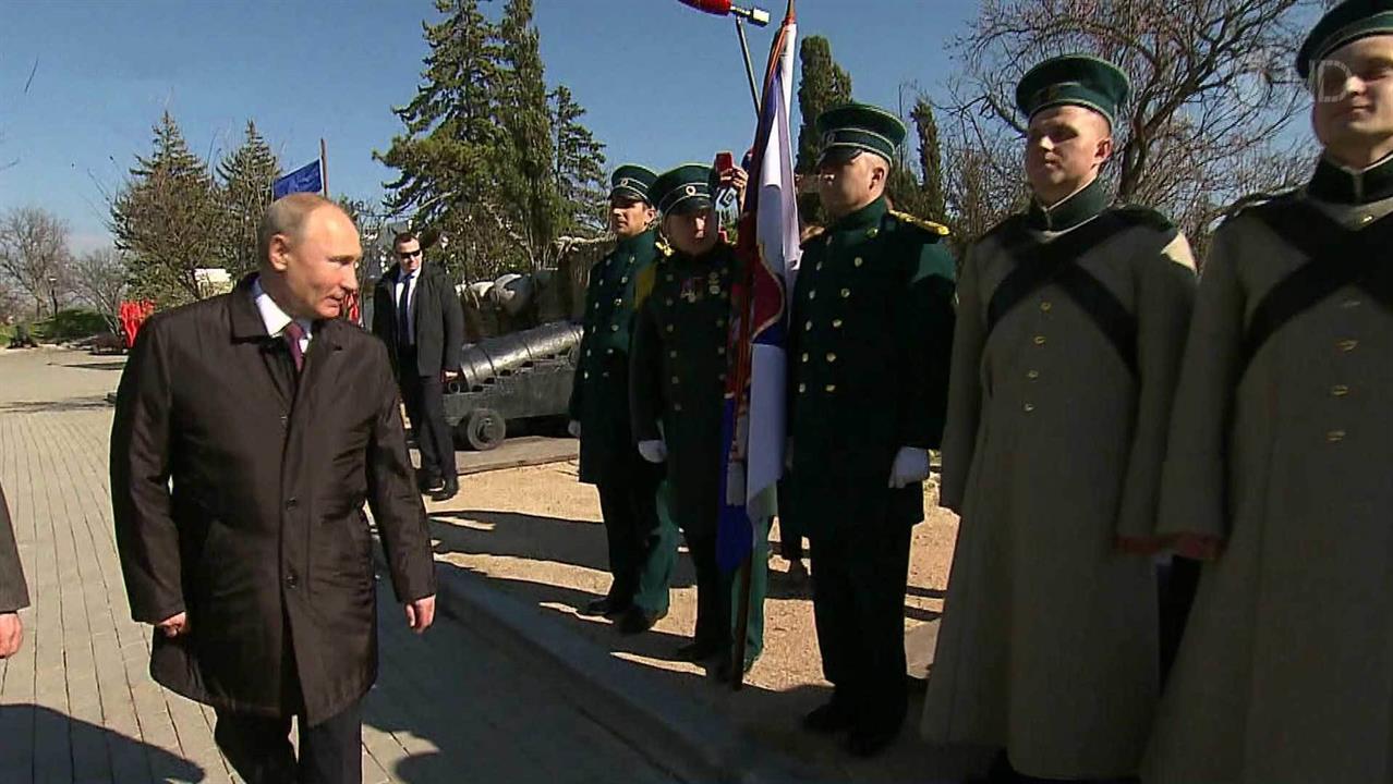 Глава государства посетил мемориальный комплекс Малахов курган и пообщался с нахимовцами