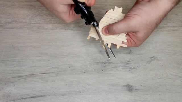 КЛАССНАЯ ИДЕЯ ИЗ ДЕРЕВЯННЫХ ПРИЩЕПОК СВОИМИ РУКАМИ?КАК СДЕЛАТЬ НАСТЕННЫЕ ЧАСЫ В ЭКО СТИЛЕ DIY