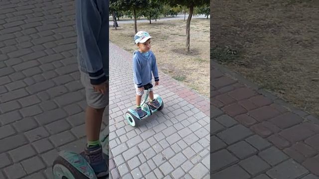 В три года на гироскутере Like Bike mini смотреть онлайн