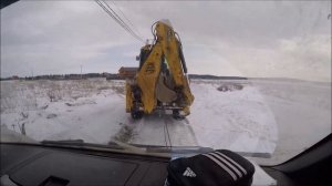 Экскаватор JSB тянет Газель