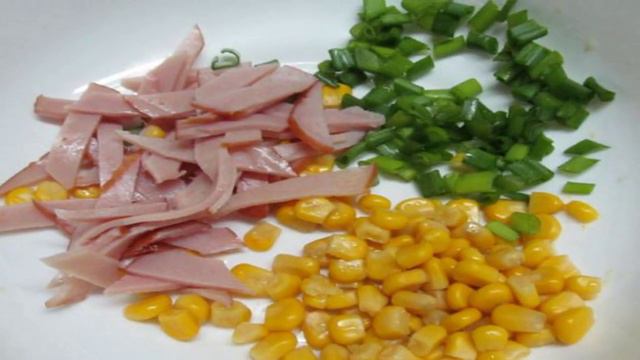 Салат с ветчиной кукурузой и фасолью под сыром янтарь