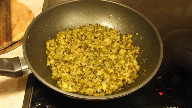 Пирожки с солеными огурцами