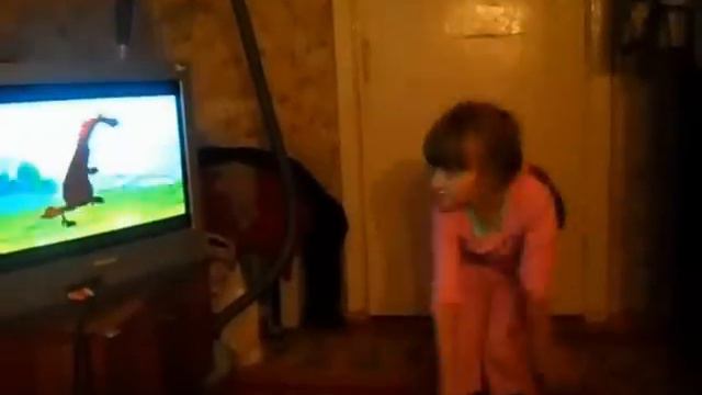 Дочка отрывается под любимый мультик "Алеша Попович" смотреть онлайн