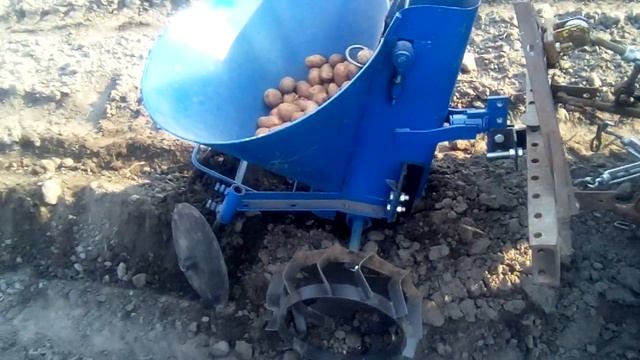 посадка картофеля Картофелесажалка для минитрактора смотреть онлайн