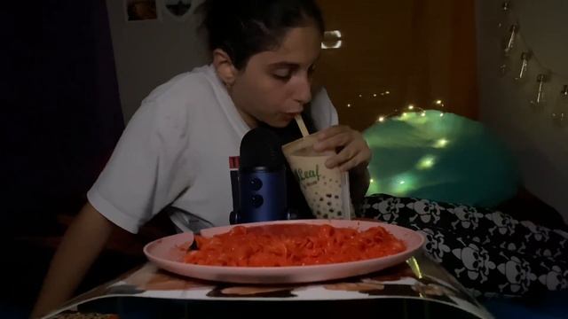 АСМР ШЁПОТ Бабл Ти и Макароны Cheetos / Ем на кровати ? смотреть онлайн