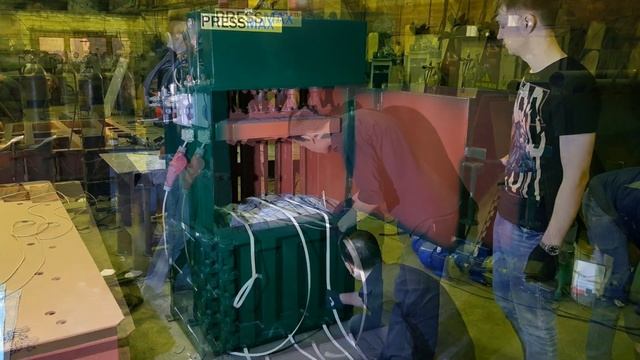 Pressmax.ru - PRESSMAX™ 420 вертикальный пакетировочный пресс для отходов смотреть онлайн
