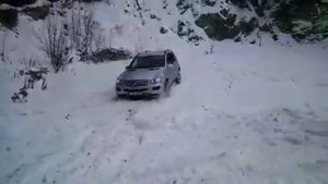 MERCEDES ML 320 CDI W164 OFFROAD PACKET BURNING IN THE SNOW