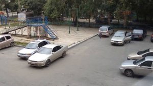 заводит машину с толкача один