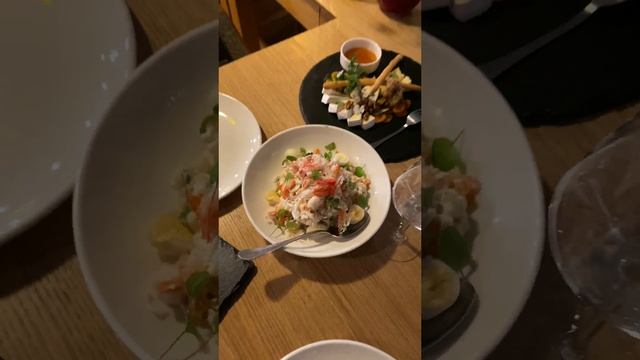 Арктическое застолье может быть таким, если оно в Глэмпинг «Китовый Берег»