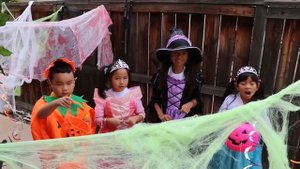 Emma Jannie y Wendy Fingen Jugar Halloween Trick or Treat Costume Dress up Haul de Dulces