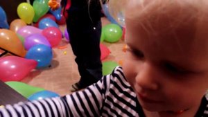 Воздушные шарики лопаем и ищем сюрпризы Делаем салют из шариков