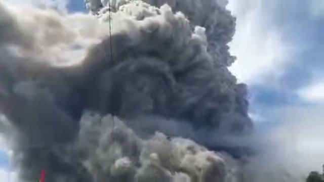 В Индонезии проснулся вулкан Синабунг и выбросил столб пепла на 5 тысяч метров в небо.