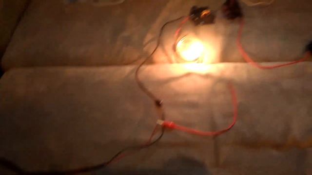 Люминисцентная лампа проводит заряды. Взрыв нити накала лампы. Опыты с ТДКС смотреть онлайн