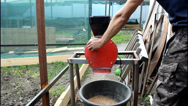 Хвойный опад и перемолотая шишка - мульчирование и удобрение для хвойных!