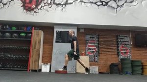 Приседания в ножницы стоя на диске