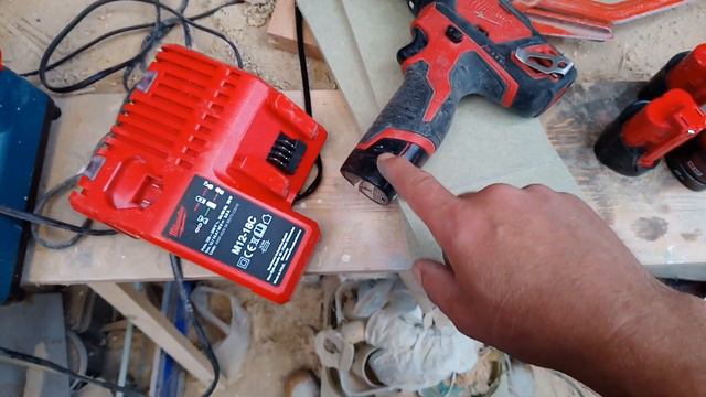 Milwaukee M12 battery broken?, It was the charger not the battery смотреть онлайн