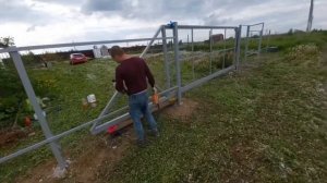 ? Забор из профнастила в Бронницах с откатными воротами ?