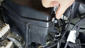 Фиксация крышки монтажного блока силовых предохранителей