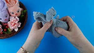 Как сделать зайчика из полотенца / Поделки из полотенец / Кролик из полотенца / Фигурки из полотене