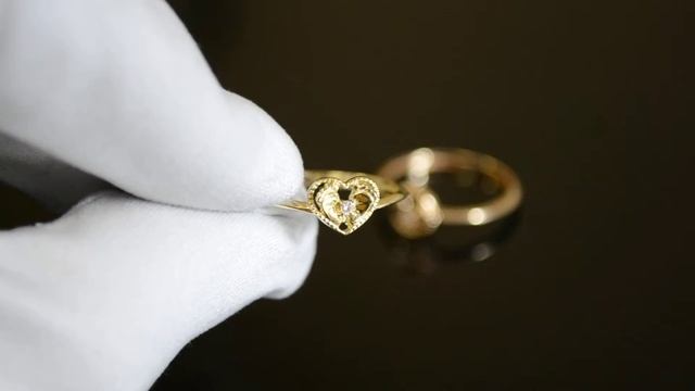 Кольцо на рождение из золота с бриллиантом и ножками в виде сердца смотреть онлайн