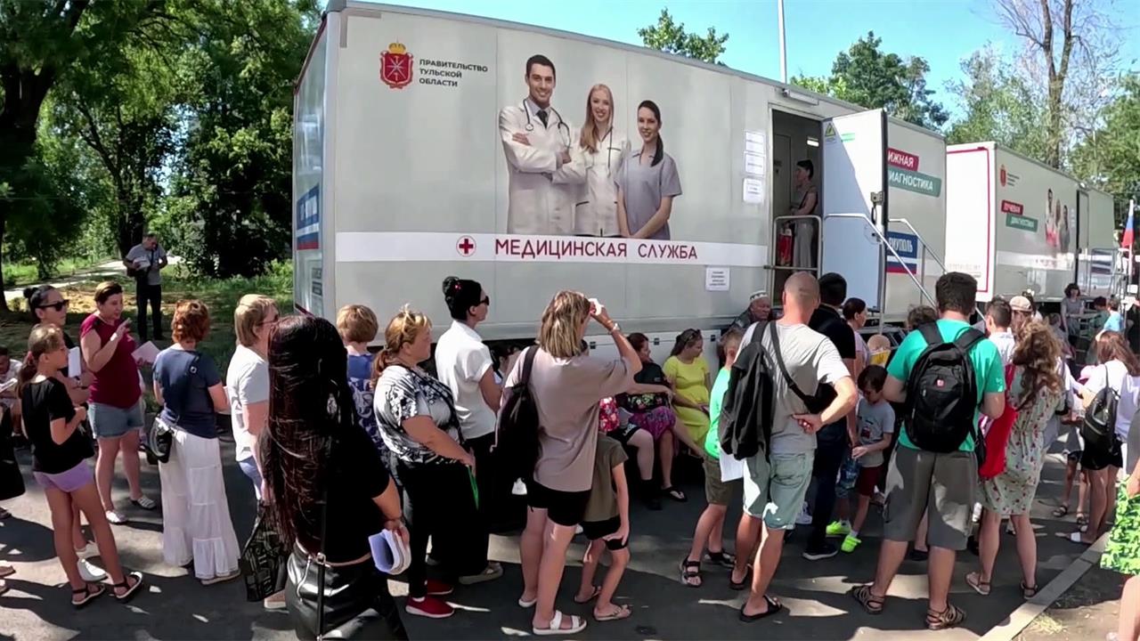 В Мариуполе врачи из Тулы проводят профилактический осмотр детей перед началом учебного года