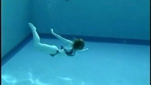 Под водой в бассейне.