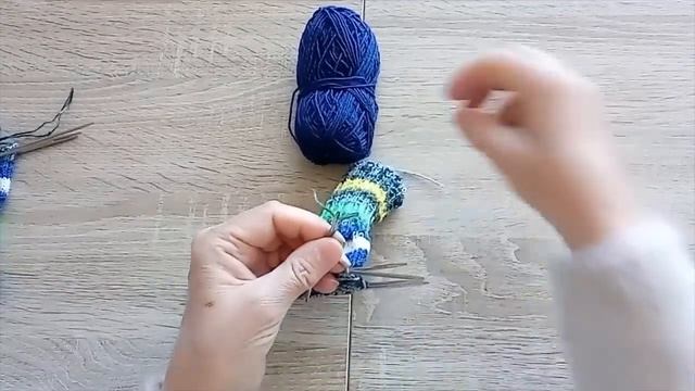 Как я вяжу носки из остатков. #медведьвяжет #медведьвносках смотреть онлайн