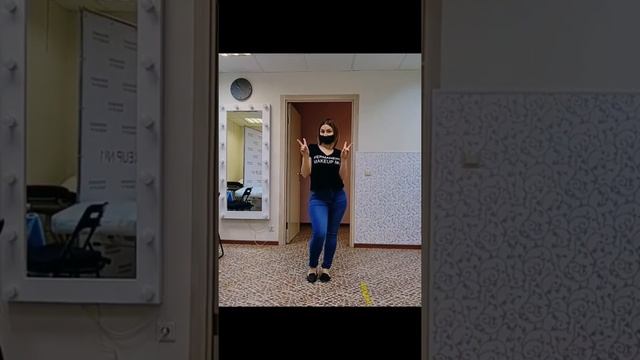 Когда мы торопимся к нашим любимым клиентам, то переодеваемся именно так ? смотреть онлайн