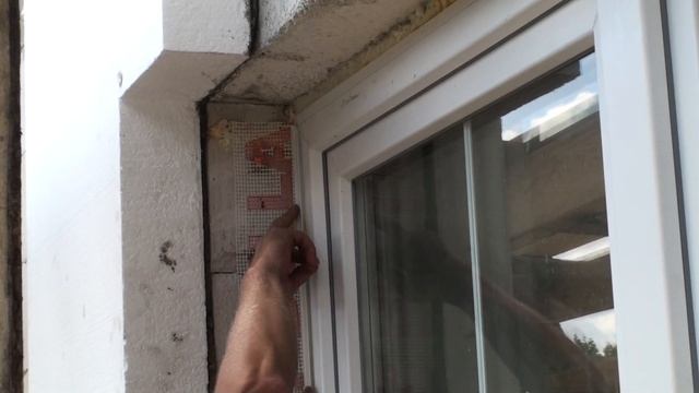 Обучаю рабочих правильно приклеивать элемент примыкания по периметру оконных блоков