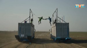 Саша Стоун и Аня Москвина косплеят Жан-Клода Ванн Дамма между двух грузовиков