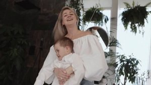 Алина Стецюк — Под маминым крылом | Поздравление с днем мам | Песня про маму