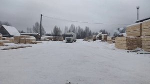 Заезд фуры на склад пиломатериала